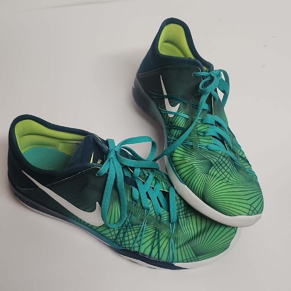Nike Free Tr 6 green & white lace-up sz 7 running shoes. Comfortable.